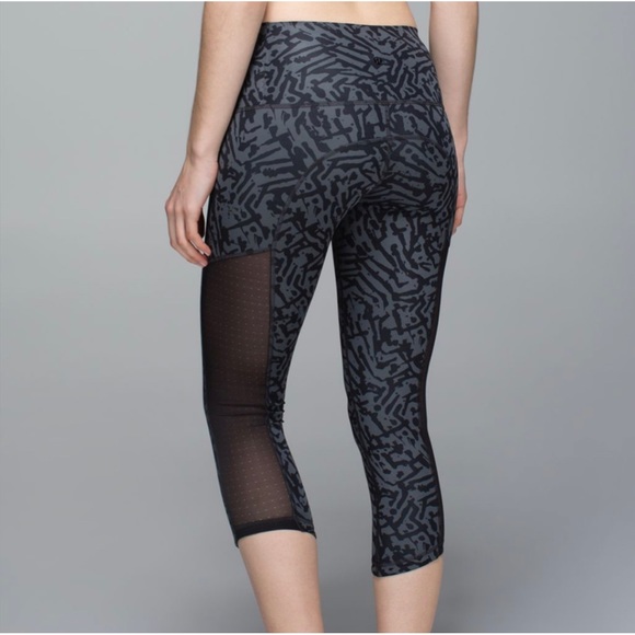 NWOT Lululemon Hot To Street Crop, Biggie Brushed Animal Coal/Black - Picture 1 of 8